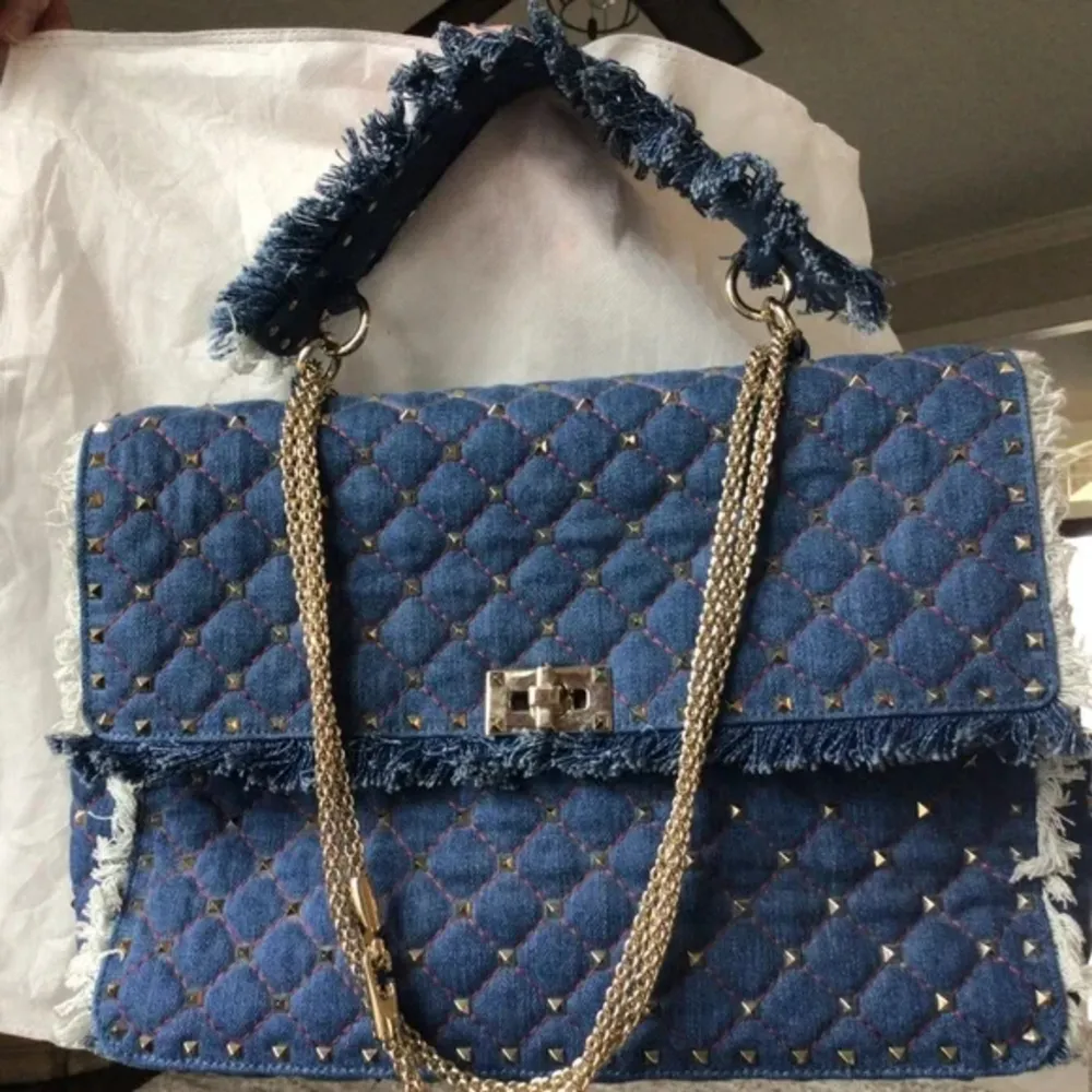 Intressekoll på min superfina Valentino väska!! Kom med bud💖 Model: Rockstud Spike Bag Denim Storlek: Medium Nypris: 35.000 Limited edition så säljs inte längre och är supersvår att få tag på!💓 . Laukut & Käsilaukut.