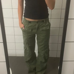 Lowrise cargo pants  - Jättesnygga lowrise cargo pants, använda men bra stick. Inga defekter 💕💕