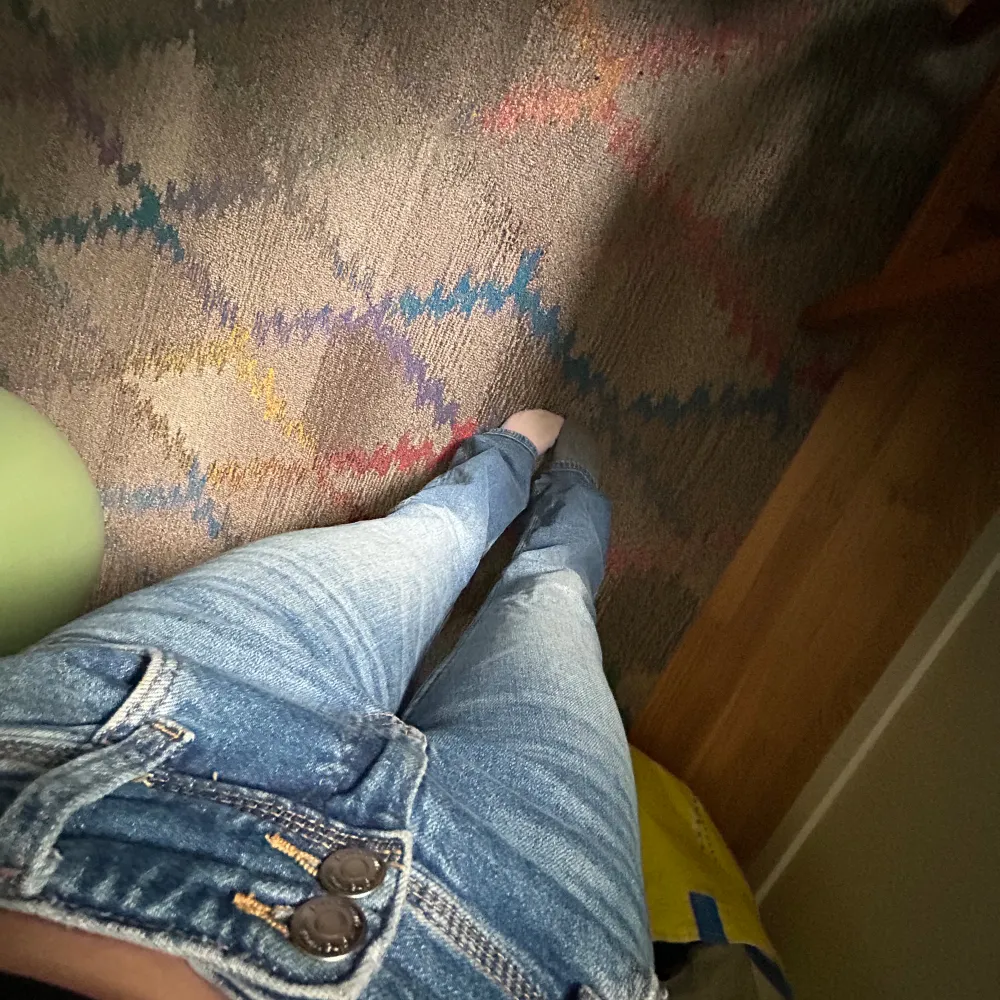 jättefina trendiga lågmidjade jeans från Gina med knappar där bak, nypris 350 och priset kan absolut diskuteras då de är använda en del under hösten 💘. Jeans & Byxor.