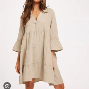 Helt oanvänd klänning ifrån nelly - Beig oanvänd klänning ifrån Nelly. Säljer den då jag ej passar i färgen och rev av prislappen. Ord pris 449kr. Säljer den för 200 då den är oanvänd 