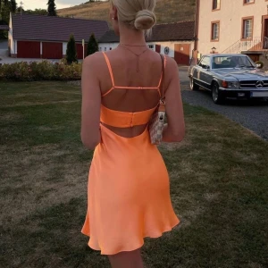 Zara klänning - Säljer denna miniklänning från zara. Aldrig använd, endast provat! Så perfekt färg, man ser så brun ut! Slutsåld. Nypris 350kr Är öppen för prisförslag 🍑🧡🥭