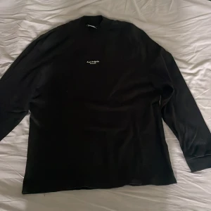 Axel Arigato tröja (long sleeve) - Säljer min Arigato tröja, köpt för 2,5 år sedan, använd 2-3 gånger. 10/10 skick, som ny. 