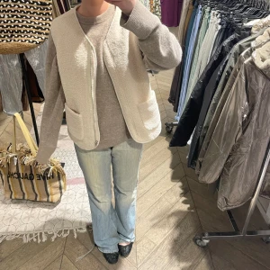 Teddyväst - Säljer en Teddyväst, knappt använd  (Är ej samma som de andra på min profil) Skriv för fler bilder❤️