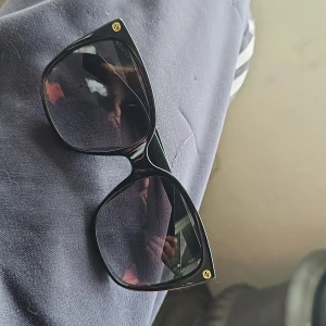 Gucci Solglasögon - Solglasögonen är i bra skick, finns dock tecken på användning. 