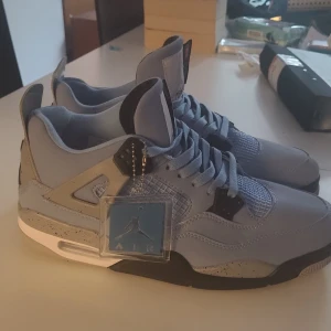 Jordan 4 university blue - Säljer mina jordan 4 university blue, storlek 44 knappt använda alltså i väldigt bra skick. Hör av er vid eventuella frågor. Kvitto finns. Suede har dock gåttbort 