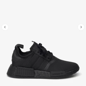 Adidas skor - Ett par svarta adidas skor, använt dom kanske 3-4 gånger så dom är som nya. Ordinarie pris 1645kr!