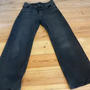 Ett par svarta jeans från monki. Bara använda 2/3 gånger och är i princip i nytt skick. Säljs pha, för lite användning. Väldigt fina med låg midja och vida ben!