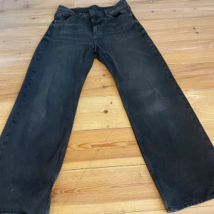 Lågmidjade baggy jeans - Ett par svarta jeans från monki. Bara använda 2/3 gånger och är i princip i nytt skick. Säljs pha, för lite användning. Väldigt fina med låg midja och vida ben!