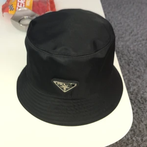 Prada hatt storlek M - Fint skick