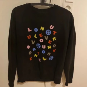Harry styles love on tour 2022 crewneck - Officiell merch köpt på konserten i Stockholm 2022. Pris kan diskuteras, jag har normalt s/m i merch och den sitter bra. Använd några gånger men bra kvalitet tycker jag. Säljer för jag behöver pengar 🫶