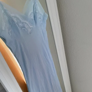 Klänning  - Satin klänning, ena bandet är knutet💙