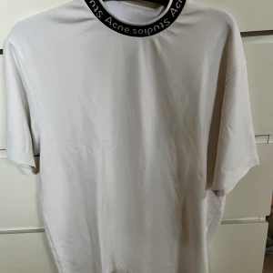 Acne studios t shirt - Storlek S nyskick använd ett fåtal gånger nypris: ca 3000kr Mitt pris:599 Pris går diskutera 