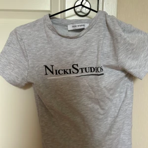 Nicki studios t shirt - Bra skick, grå snygg croppad t shirt