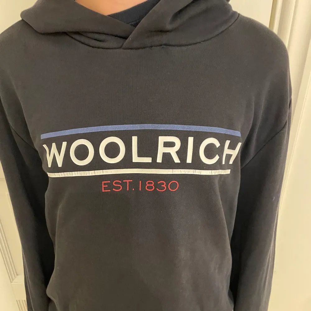 Säljer denna woolrich hoodie i fint skick, nypris är runt 2 tusen. . Hoodies.