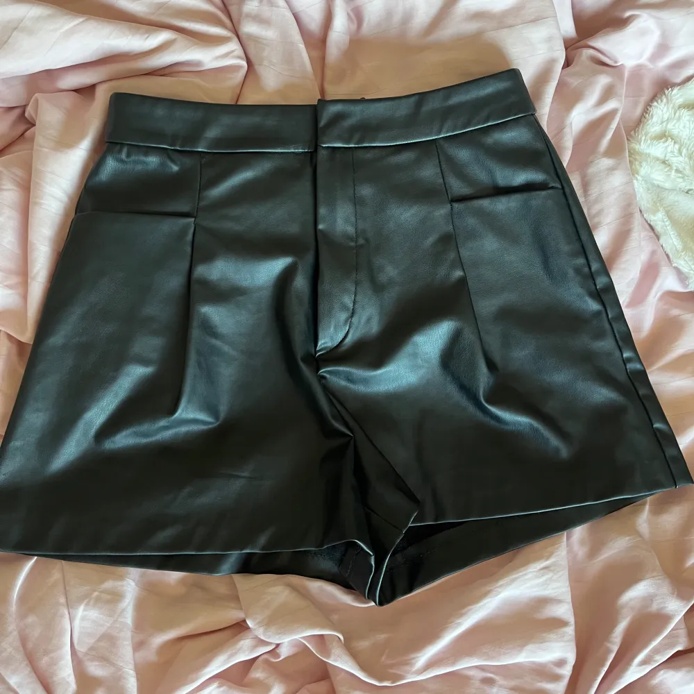 Säljer dessa ass snygga skin shorts från Zara!!!🖤✨perfekt till sommare Säljer pga att dem är för stora, har ej bild på då dem är för stora . Shorts.