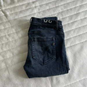 DONDUP JEANS - Tjena säljer ett par dondup jeans i strl 30 eftersom dem va för små dem är i väldigt bra skick. Nypris ca 3200 säljer dessa för 649