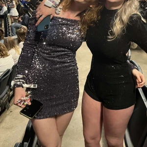 Fest klänning  - Glitter klänning. Paljetter. Går att ha off shoulder eller v-ringad. Ej stickig, mjukt material inuti. Använd en gång. 