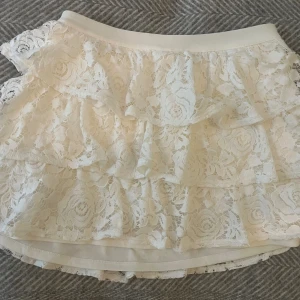 Spetskjol med inbyggda shorts / skorts - Jättefin spetskjol köpt i Mexiko med inbyggda shorts!