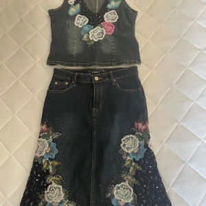 Vintage jeans kjol och tillhörande topp! - Säljer dessa som ett set, superfina vintage kjol och överdel. Överdelen har en dragkedja på sidan. Båda delar är i helt nyskick. 