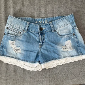Lågmidjade shorts med spets - Köpte dessa på Plick innan, men säljer pga att de inte passade. Superskick och perfekta till sommaren!! Midjemått: 38cm rakt över, längd: 24cm fram och 29cm bak. Hör av er om ni har fler frågor💗💗