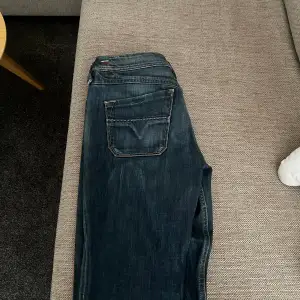 Säljer dessa lågmidjade jeans ifrån Diesel som endast är testade av mig 💓 Köptes för 700kr på Sellpy🩷