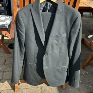 Svart kostym - Perfekt för skolavslutningen eller studenten.  Nästan oanvänd svart kostym. 