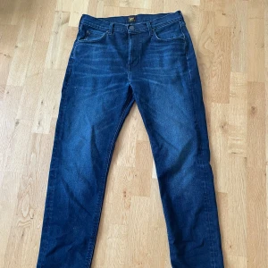 Lee Jeans - Riktigt feta Lee Jeans inga defekter skick 10/10 storlek 32/32. Slim fit. Pris 150  kan även diskuteras vid snabb affär 😄