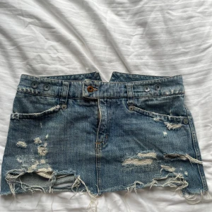 Lågmidjad jeanskjol - Vintage Lågmidjad jeanskjol i storlek 42 men sitter mer som 36 eller s/m🥰