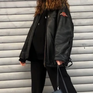 Biker jacka - Köpt här på plick! Säljer då den är för stor för mig som är 162cm lång   köp gärna direkt om du inte har någon fråga💗