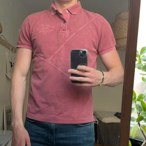 Gant piké - Röd gant piké med coola detaljer, M. 