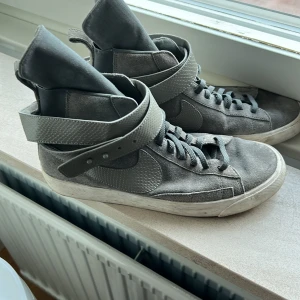 Nike sneakers  - Nike Blazer Mid Twist Grey High Top Trainers. Använd ett par gånger. 