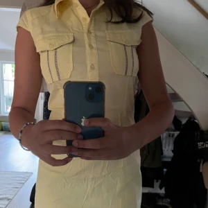 SÖT klänning - Hur söt klänning från Vila i storlek M 💛💛 perfekt skick