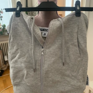 Hoodiekjol från HM&Moschino - Hoodiekjol från Moschino i samarbete med HM. Storlek 36. endast provad. 