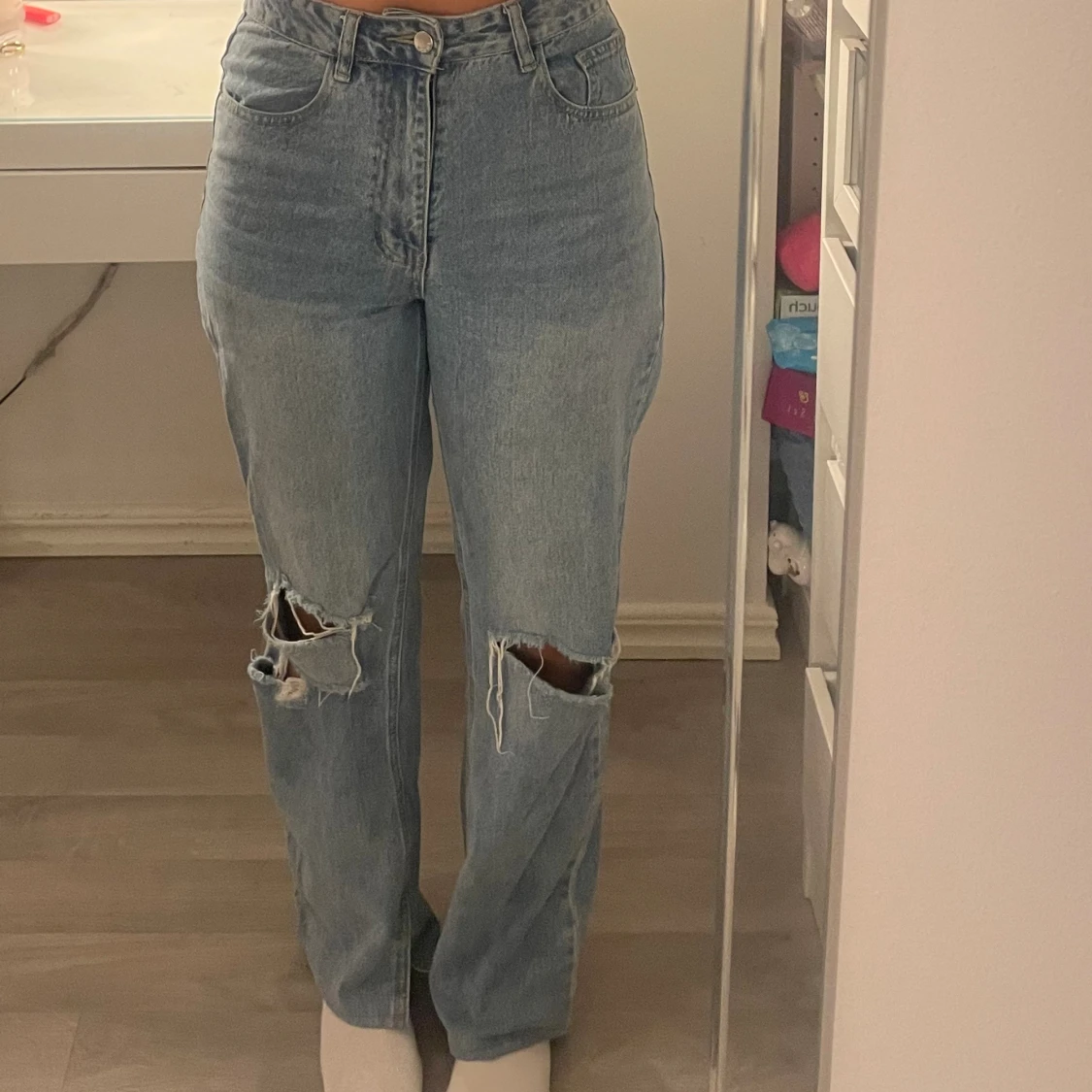 Blå straight slitna jeans