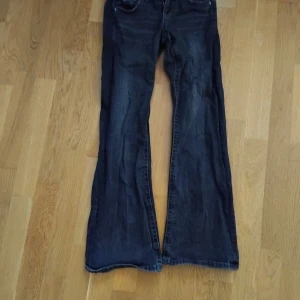 Svarta jeans storlek 152❤️‍🔥 - Jätte fina jeans använda en gång då dom var för korta för mig❤️ Hör av dig om du har några funderingarna ❤️