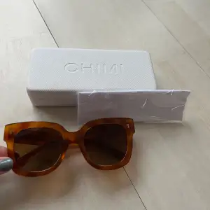 Säljer dessa helt nya solglasögon från chimi! De är alltså aldrig använda å har endast legat i fodralet:) Modellen heter 08 havana.