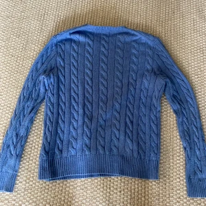 Ralph lauren tröja - Säljer nu min riktig sköna och snygga Ralph lauren tröja då den var för stor för mig. Tröjan är i färgen blå och har inga defekter och är i bra skick. Skriv gärna om ni saknar info