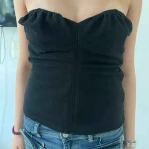 Topp från zara - Supersnygg topp ifrån zara som man både kan ha till fest och vardags, jättefint skick då den endast är testad (prislapp kvar), storlek M men passar S och XS oxååå!!!!