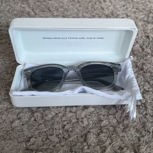 Jätte coola Chimi 02 Grey🪩 - Väldigt snygga och bekväma Chimis 02 Grey!👯‍♀️ Nästan oanvända och har plasten kvar på putsduken!🙏🏻 Såå snygga till sommaren!☀️ Priset kan diskuteras vid snabb affär✅ ⚠️Tryck ej på KÖP NU⚠️ 