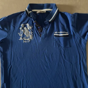 Piké T-shirt storlek M - I gott skick köpt på second hand förra året 