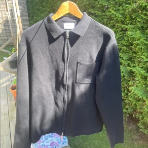 Studio total full zip tröja - Säljer nu min studio total tröja i storlek S eftersom den inte passar mig längre. Skick 8.5/10 använd några gånger. Passar bättre om man är lite bredare i kroppen. Skriv om du har några funderingar.