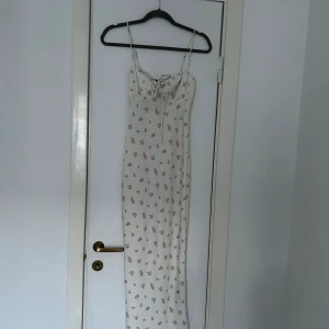 Perfekt sommarklänning  - Lång sommarklänning jag köpte på Vinted men som tyvärr inte passade mig. Den var perfekt i längden på mig som är 160cm men var för liten i bysten tyvärr🫶🏼