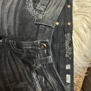 Miss Me Jeans Skinny -  Man kan göra dom till shorts det är bara att klippa (man behöver inte). Det finns inga fläckar på byxorna eller några  hål. Väldigt snygga byxor🤗 de är storlek 27 pris kan diskuteras 