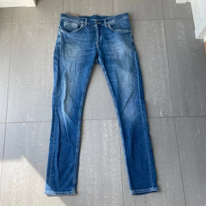 Dondup jeans George  - Säljer nu dessa riktig snygga dondup George jeans som är i använt skick där ena grejen man sätter i skärpet i är trasigt och lite andra slitningar, snygg blåa färg som passar till allt och går att använd året runt, skriv för fler bilder/frågor🙌🏼
