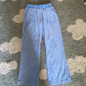 Blå juicy couture byxor - Blå juicy couture byxor använda 2 gånger bra skick strl 9-10 år 
