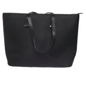 Axelväska  - Det är en axelväska från h&m, anledning varför jag säljer den är för att den inte kommer till användning, den är använd några gånger. Jag köpte den för 349. 