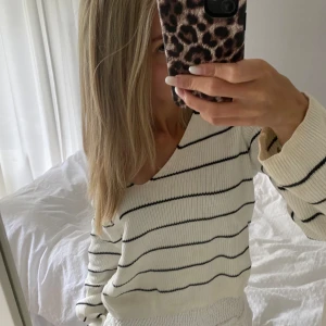 stickad tröja  - randig stickad tröja från vila!! använd en gång och är i bra skick!  storlek S