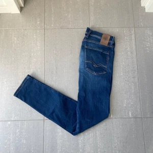 Replay anbass jeans  - Säljer nu dessa replay jeans som är anbass o hyperflex o storlek w 31 o L34, skriv för fler bilder/frågor🙌🏼