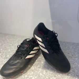 Adidas copa pure 1 - Ett par Adidas copa pure 1 som är i underbar form. Eftersom varan nästan aldrig har blivit använd.  Ord. Pris : 1400kr