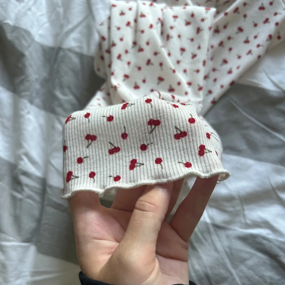 Ett bar lite tunnare mjukis byxor vitta med söta körsbär på hade lyft i dessa men dom är tyvär för korta för mig så är du 164 och nedåt så har du ett perfekt par!!! Dom är köpta i Spanien och är från märket lefftis!!! Jag är storlek s/m, 38 i byxor . Farkut & Housut.